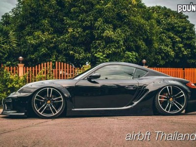 Extraordinary attitude Porsche Cayman 987 slammedenuff speeding at low altitude