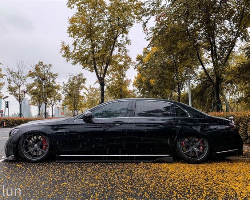 The most dazzling Mercedes-Benz W205 coupe slammedenuff extremely low profile