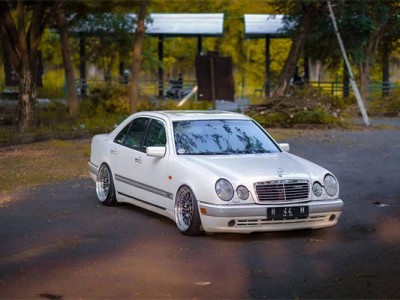 Rare Mercedes-Benz W210 slammedenuff classic resurrected