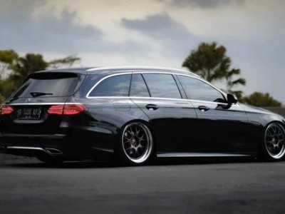 Dreamy Mercedes-Benz S213 slammedenuff flying at low altitude
