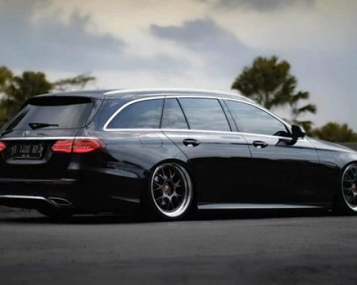 Dreamy Mercedes-Benz S213 slammedenuff flying at low altitude