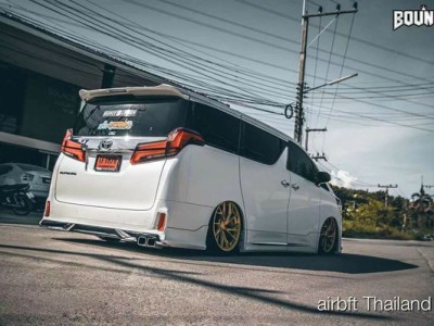Ultra-low flying Toyota Alphard30 slammedenuff is an alternative