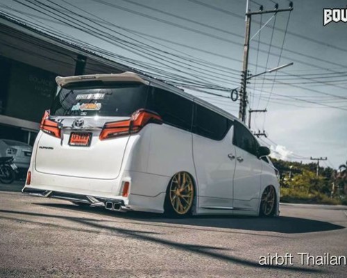 Ultra-low flying Toyota Alphard30 slammedenuff is an alternative